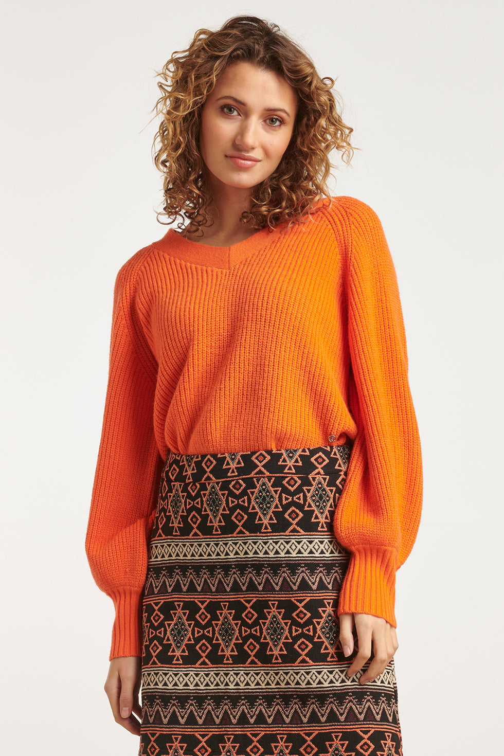 23613 Oversized V Hals Trui In Levendig Oranje Gebreide Raglan Puff Mouw