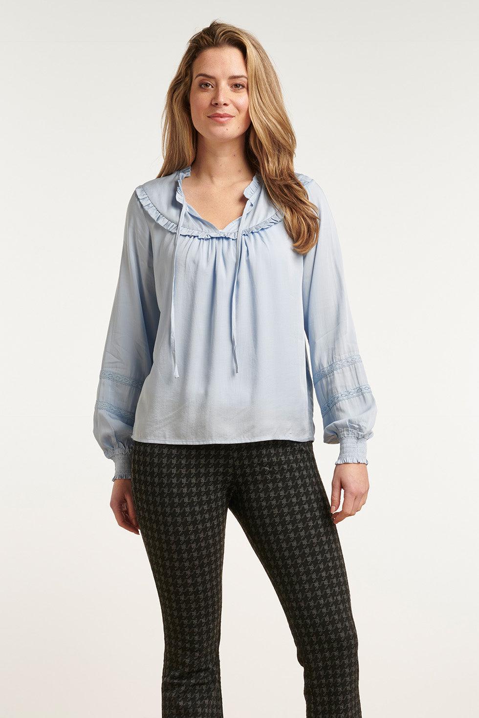 22827 Ruffle Top Met Pofmouwen In Licht Blauw