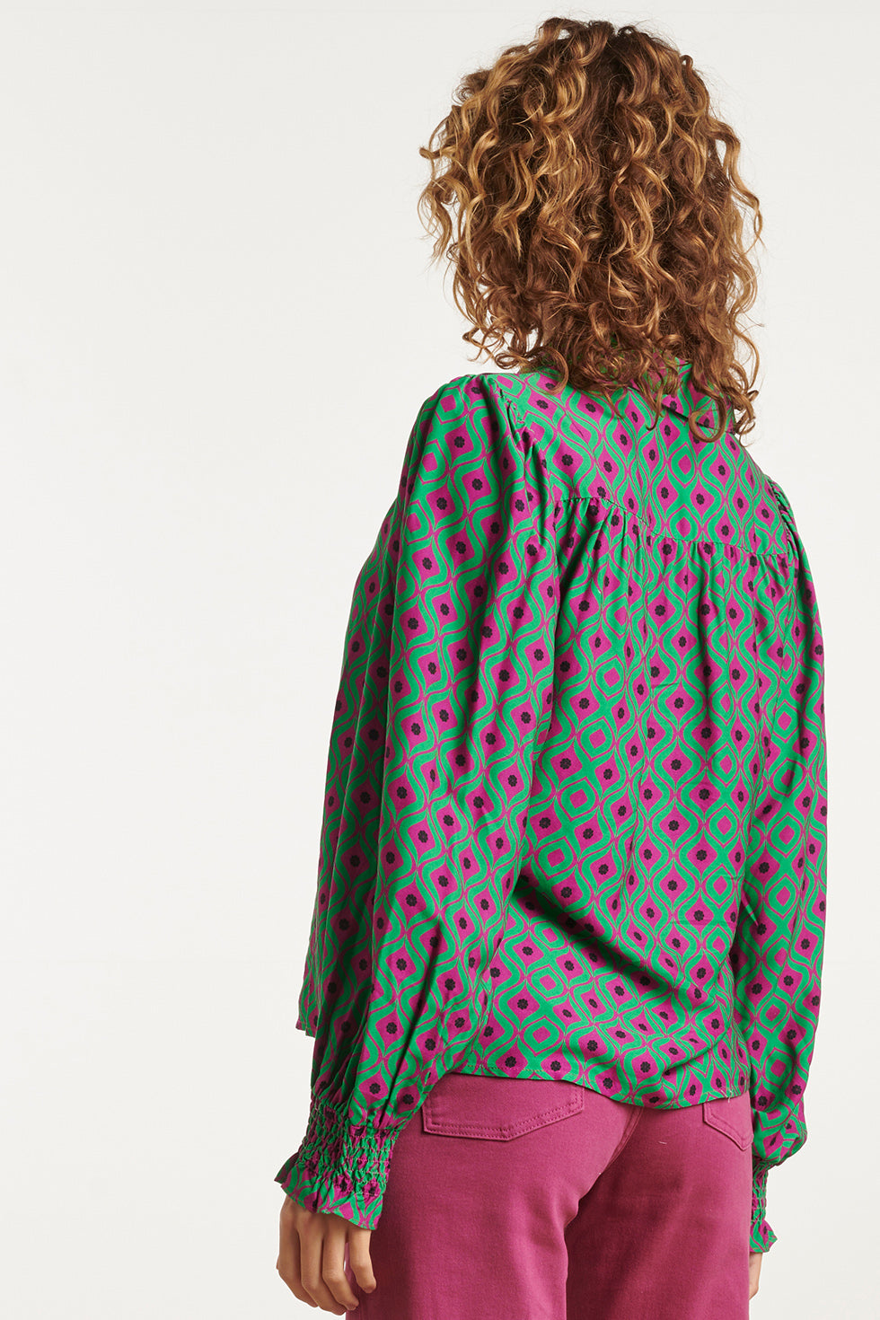 23535 Dames Doorknoopblouse Met Pofmouwen In Abstract Ornamenteel Print