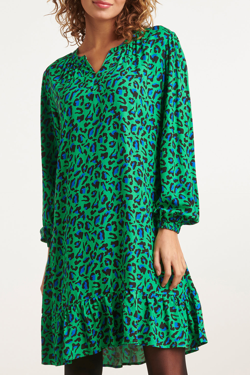 23560 Winter Jurk Losvallend Jurk Met Levendige Groen En Blauw Animal Print