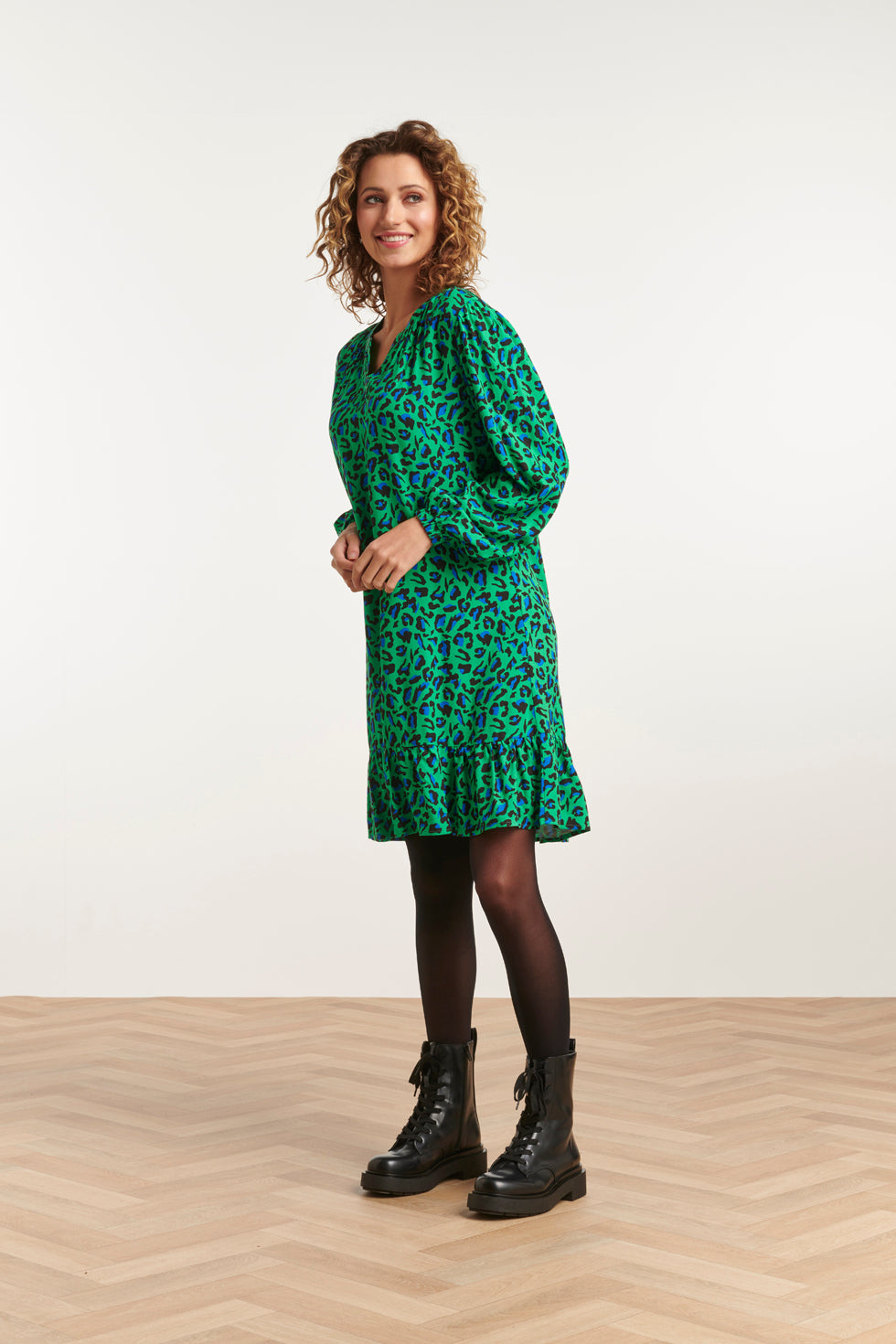 23560 Winter Jurk Losvallend Jurk Met Levendige Groen En Blauw Animal Print