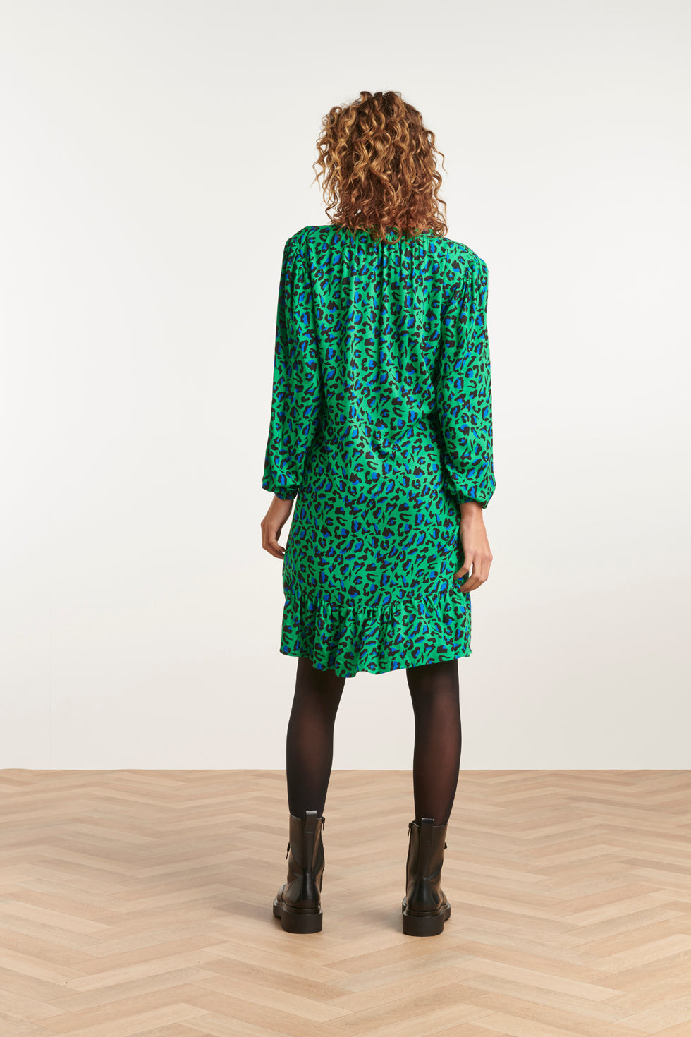 23560 Winter Jurk Losvallend Jurk Met Levendige Groen En Blauw Animal Print