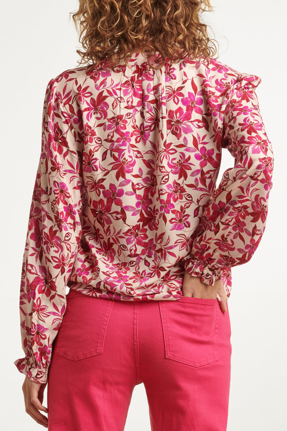 23645 Dames Top Met Rode En Fuchsia Bloemenprint