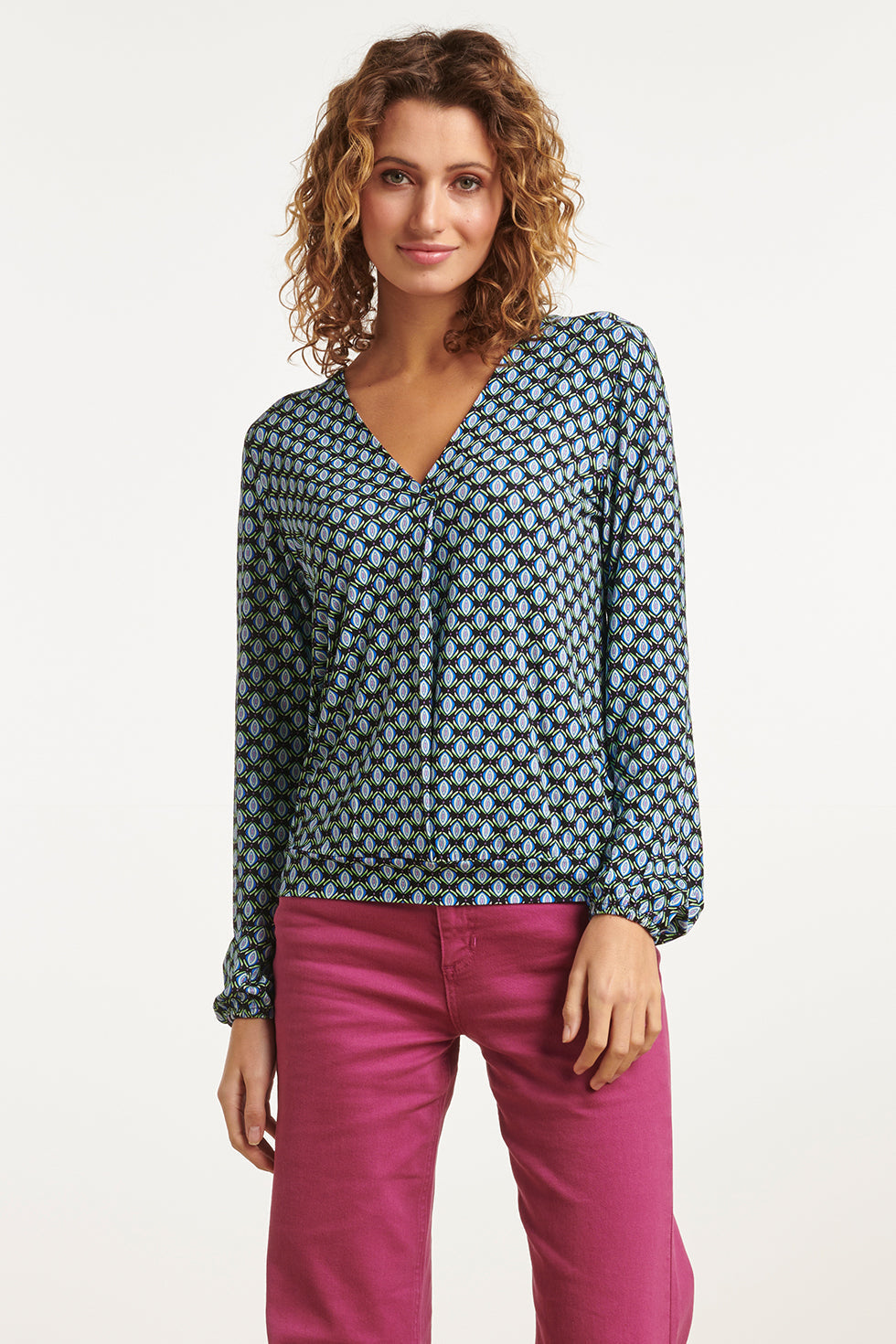 23650 Dames Top Met Zwart En Blauw Geometrisch Retro Print