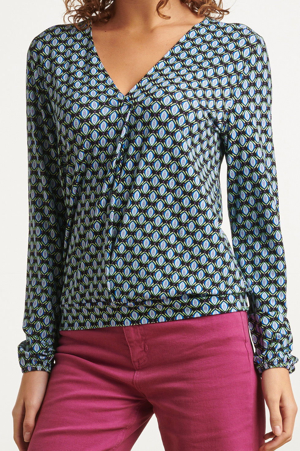 23650 Dames Top Met Zwart En Blauw Geometrisch Retro Print