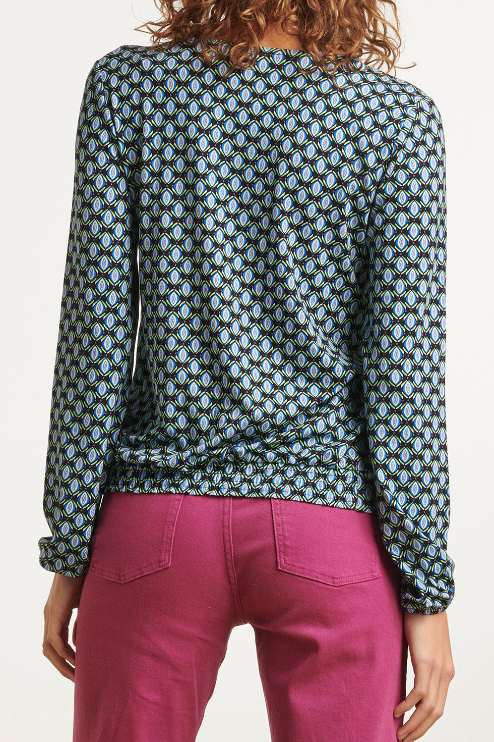 23650 Dames Top Met Zwart En Blauw Geometrisch Retro Print