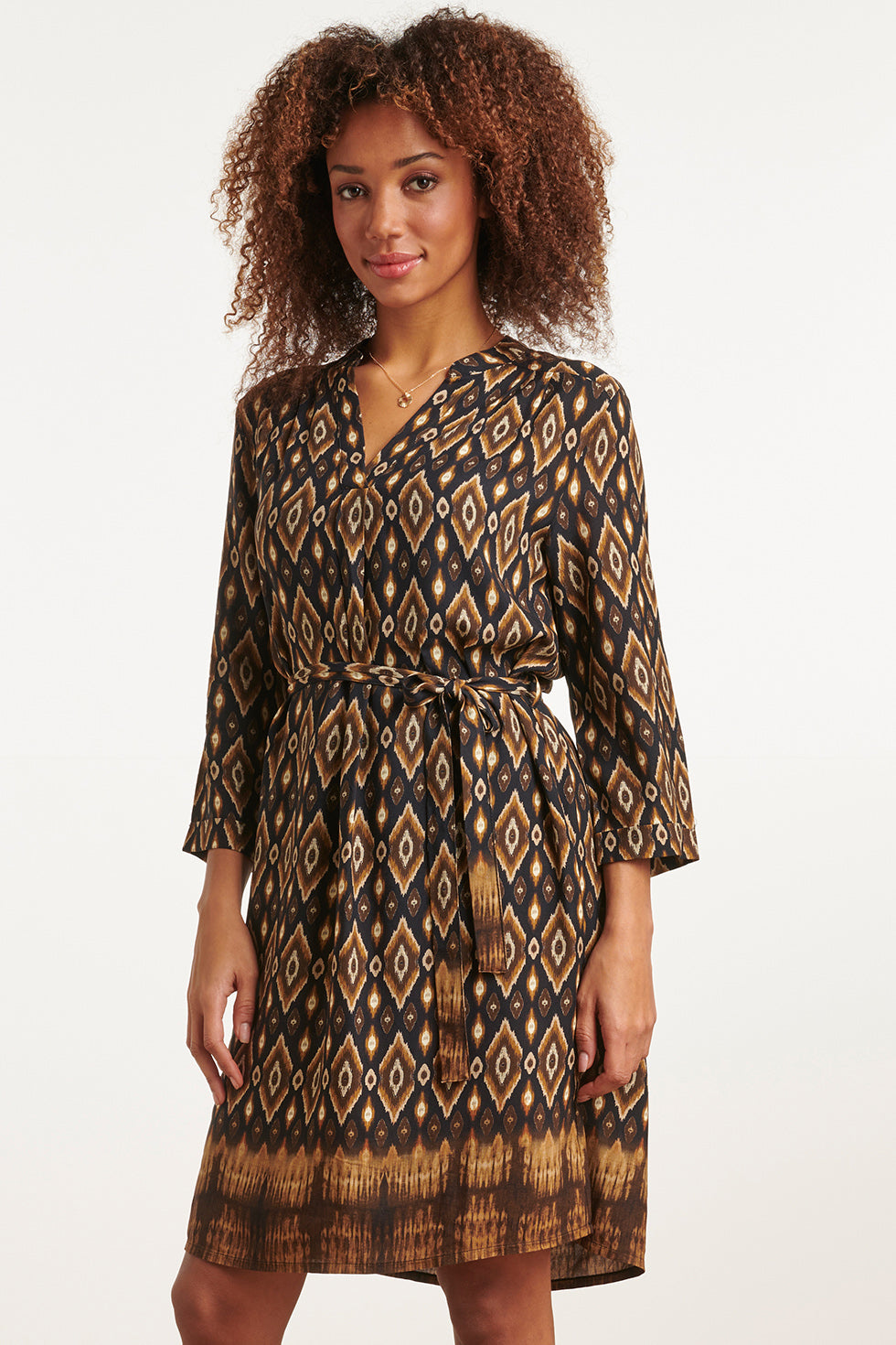 23658 Dames Jurk Met Tribal Print In Zwart En Bruine