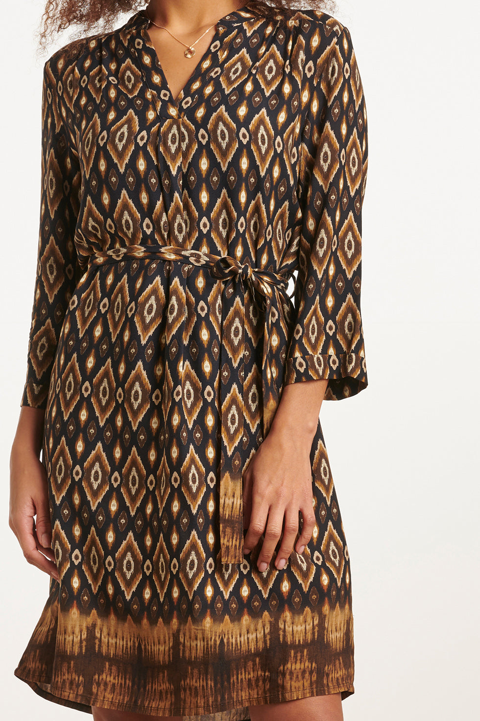 23658 Dames Jurk Met Tribal Print In Zwart En Bruine