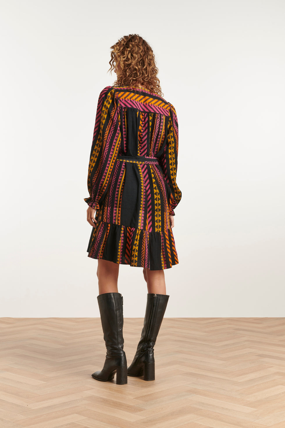 23668 Dames Zwart Jurk Met Aztec Print