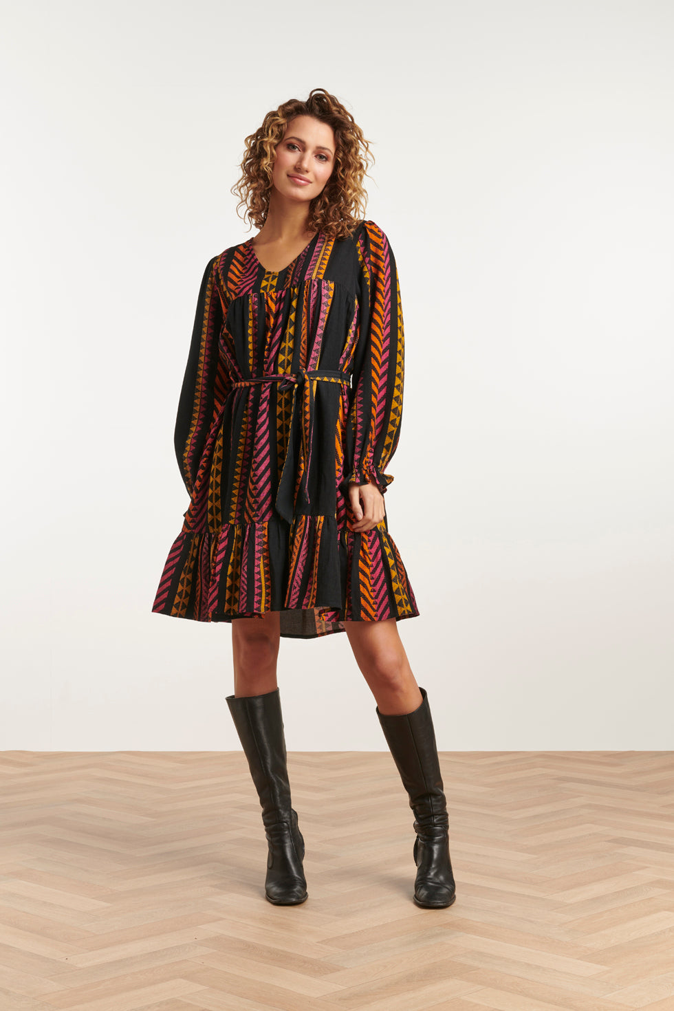 23668 Dames Zwart Jurk Met Aztec Print