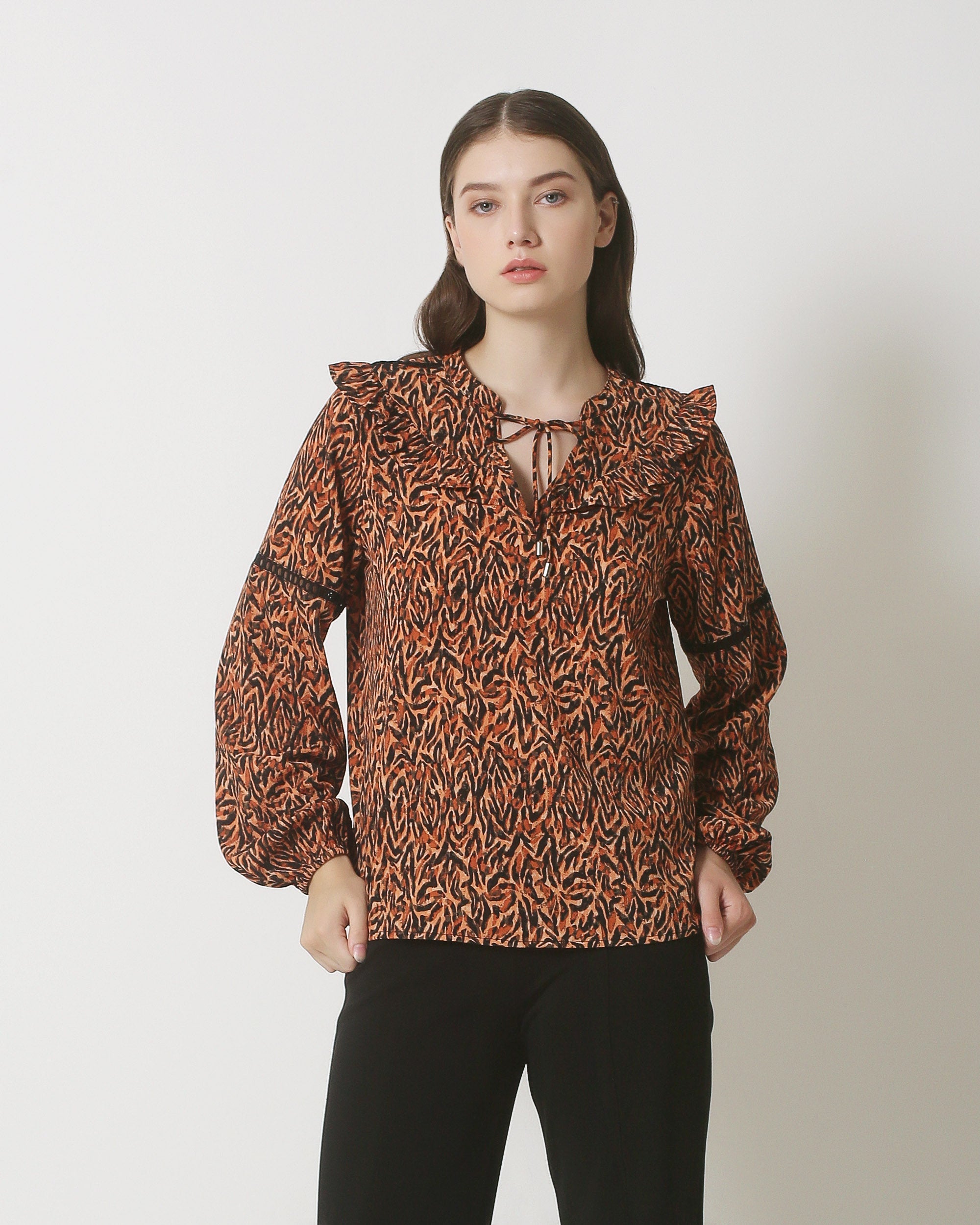 23885 Herfst/Winter Top Met Grafische Print In Oranje Bruine Tinten