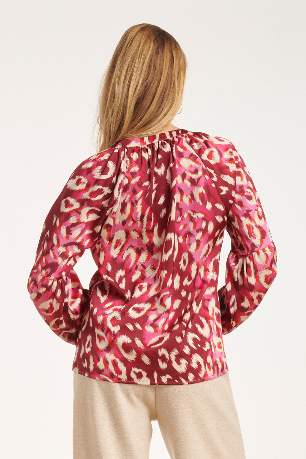 24504 Fuchsia Cheetah Print Satijnen Blouse