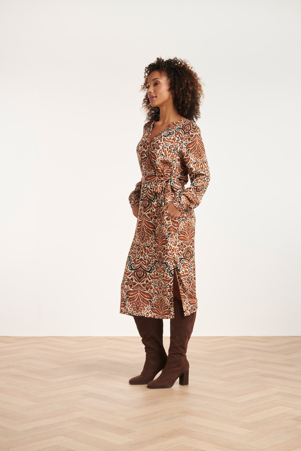 24509 Bruine Paisley Bedrukte Midi Jurk