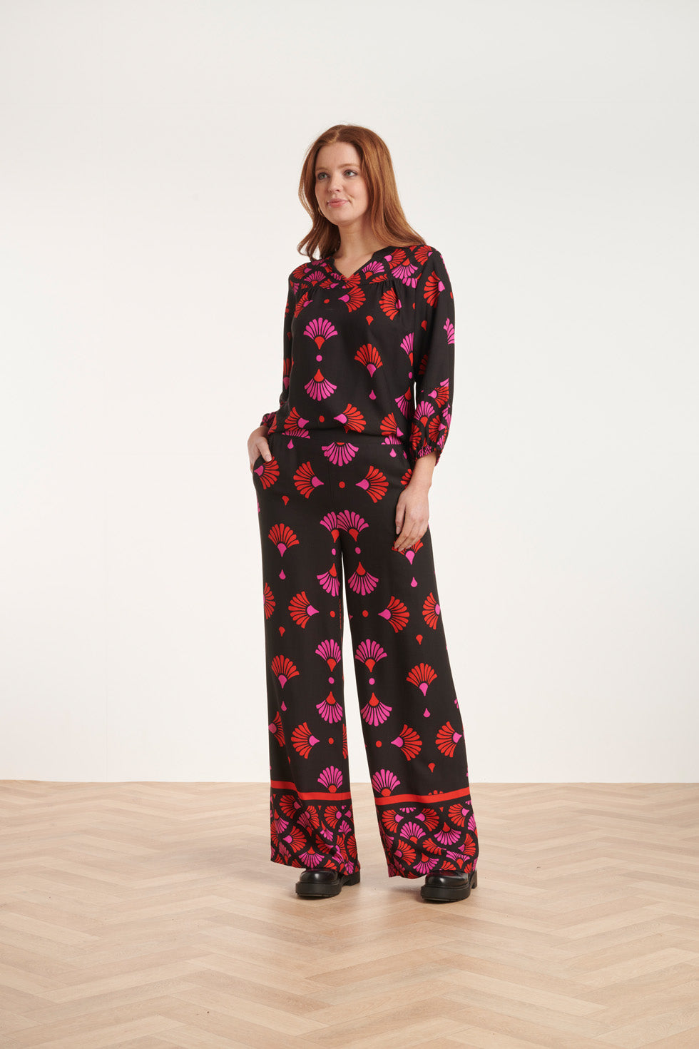 24538 Zwarte Broek Met Fuchsia En Rode Grafische Print