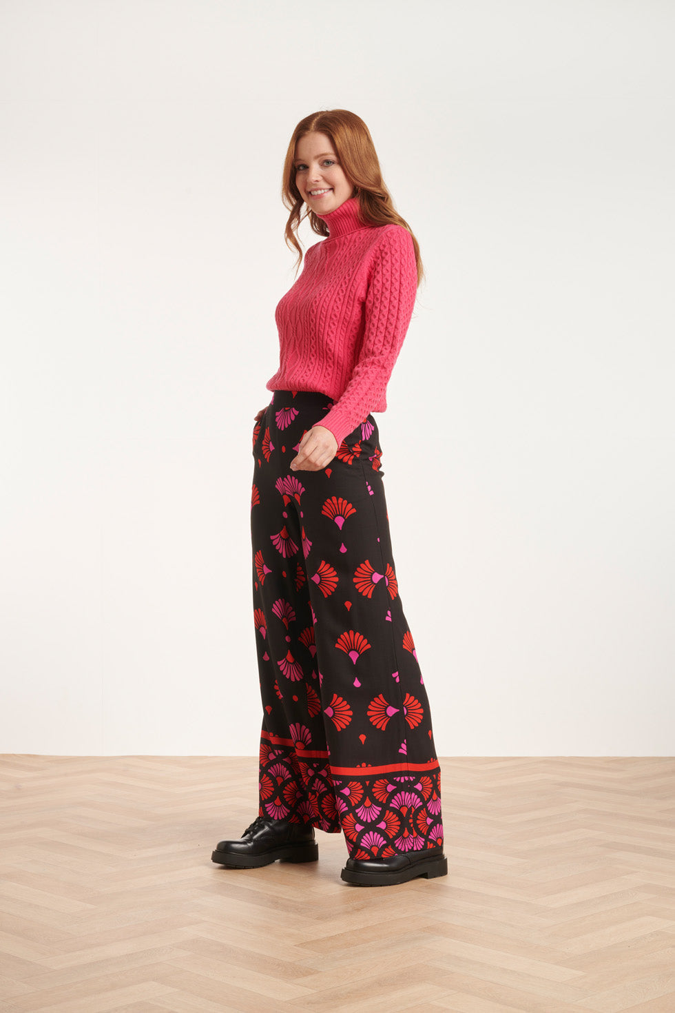 24538 Zwarte Broek Met Fuchsia En Rode Grafische Print