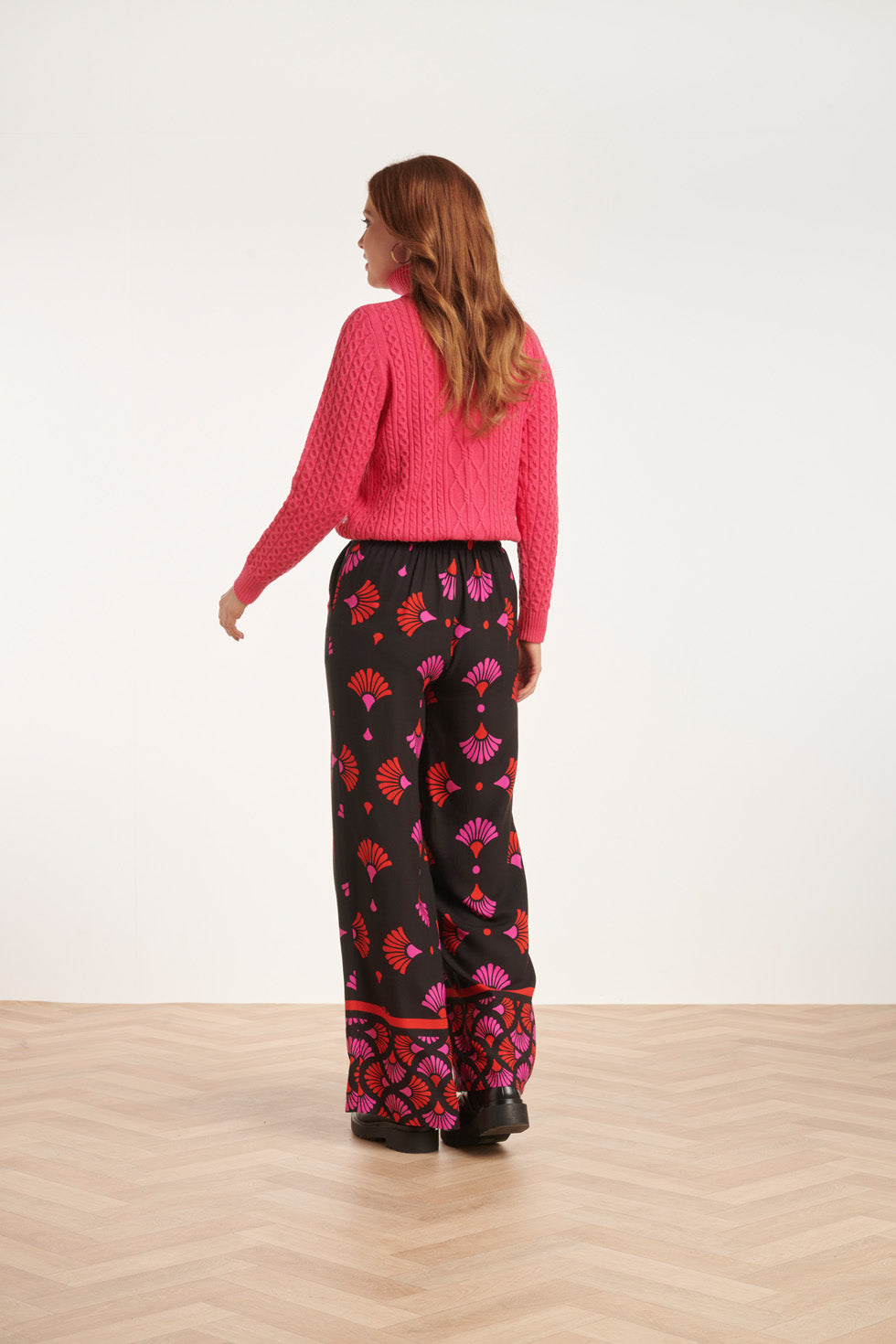 24538 Zwarte Broek Met Fuchsia En Rode Grafische Print