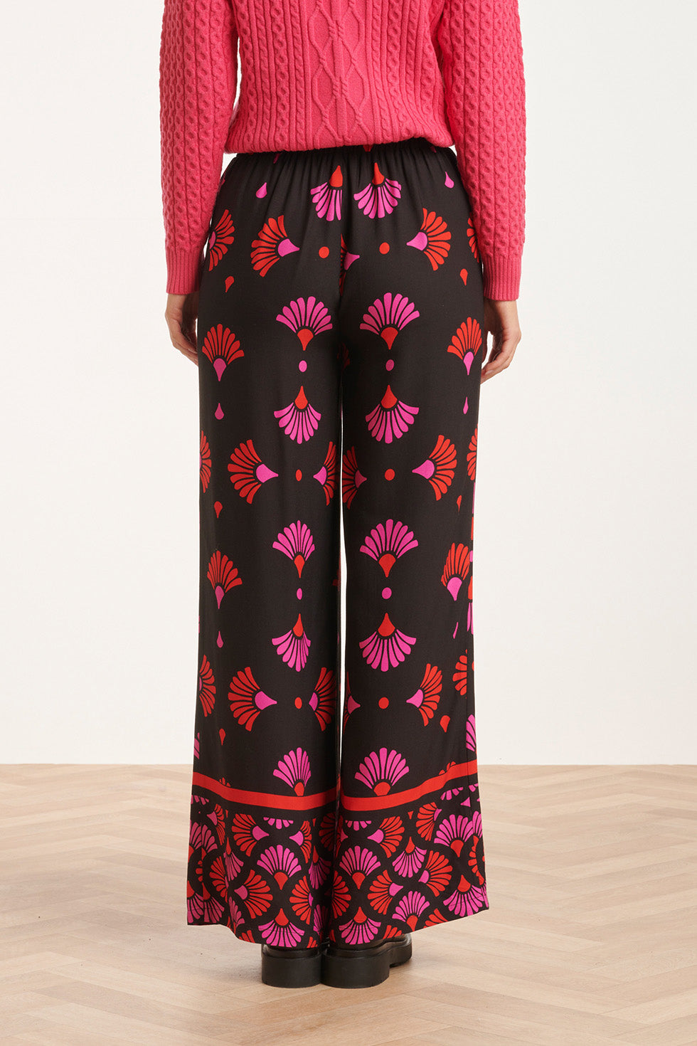 24538 Zwarte Broek Met Fuchsia En Rode Grafische Print