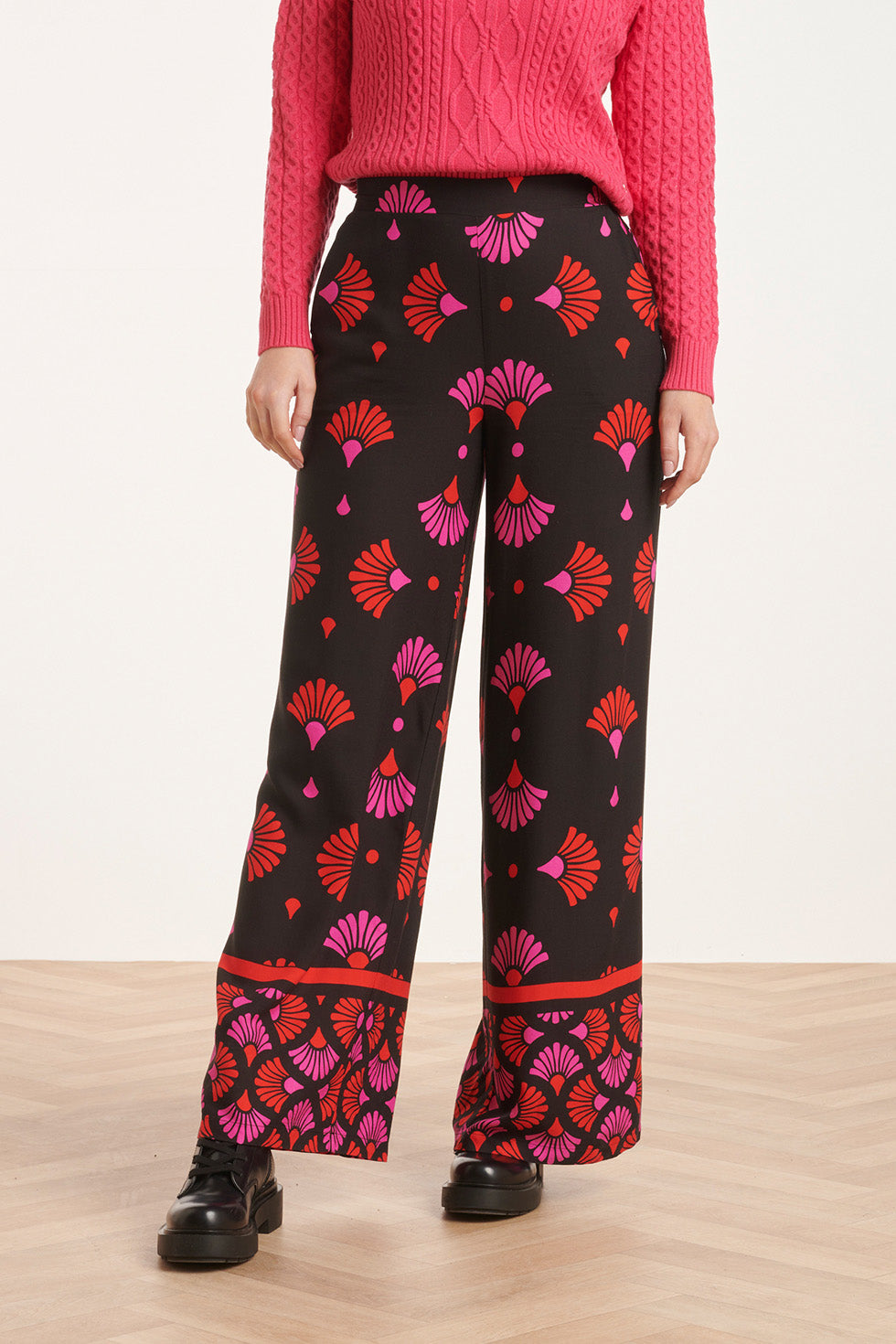 24538 Zwarte Broek Met Fuchsia En Rode Grafische Print