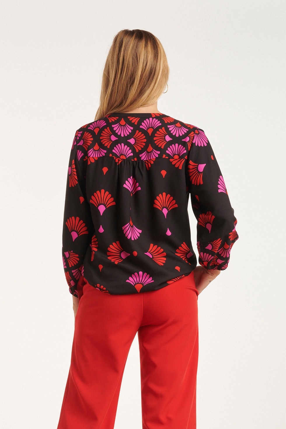 24539 Zwarte Top Met Fuchsia En Rode Grafische Print