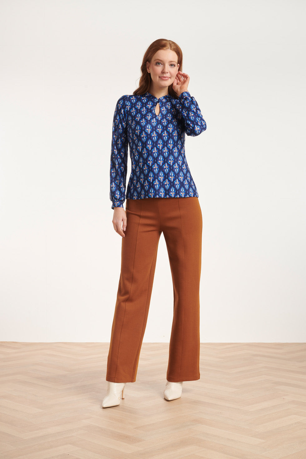 24590 Stretchy Cognac Flared Broek