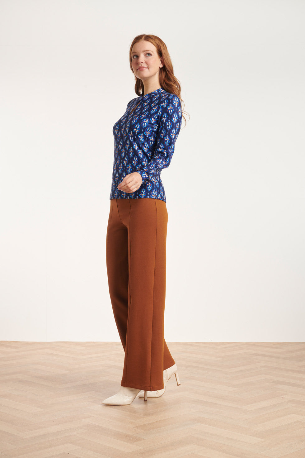 24590 Stretchy Cognac Flared Broek