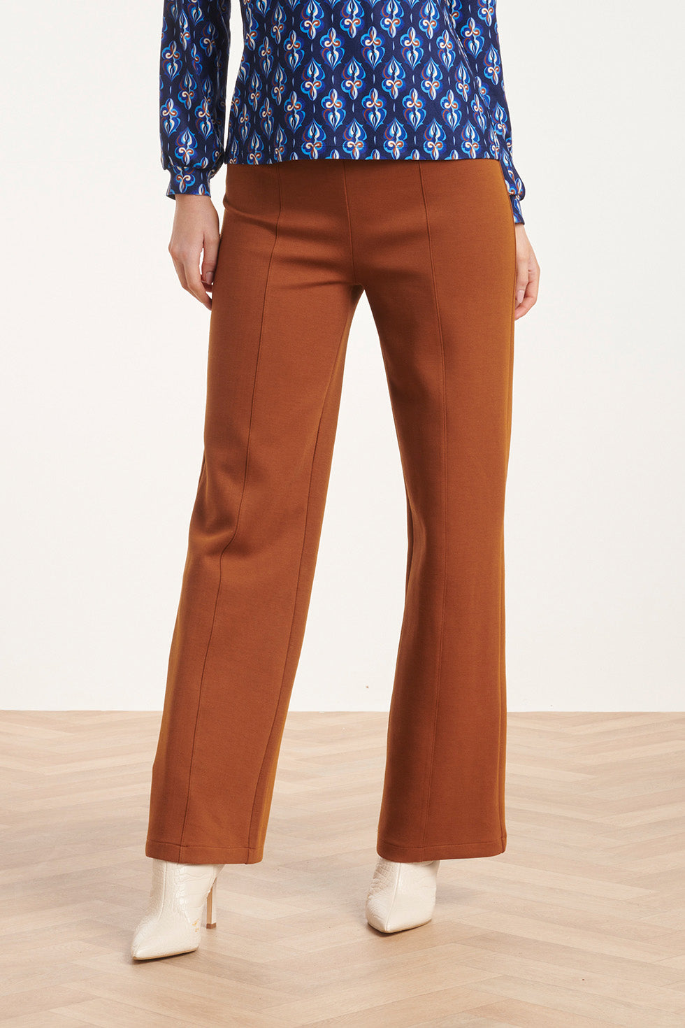 24590 Stretchy Cognac Flared Broek