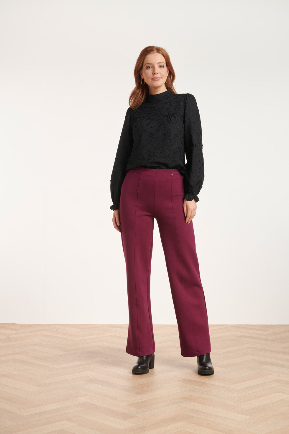 24590 Stretchy Paarse Flared Broek