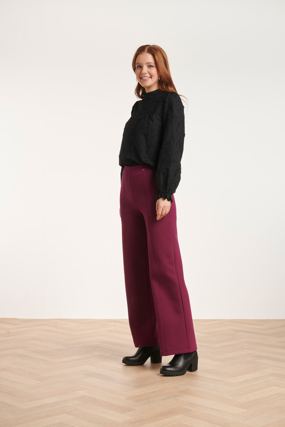 24590 Stretchy Paarse Flared Broek