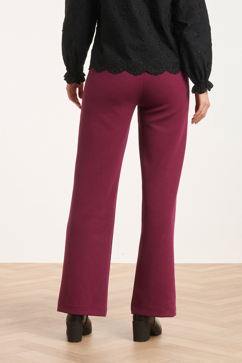 24590 Stretchy Paarse Flared Broek