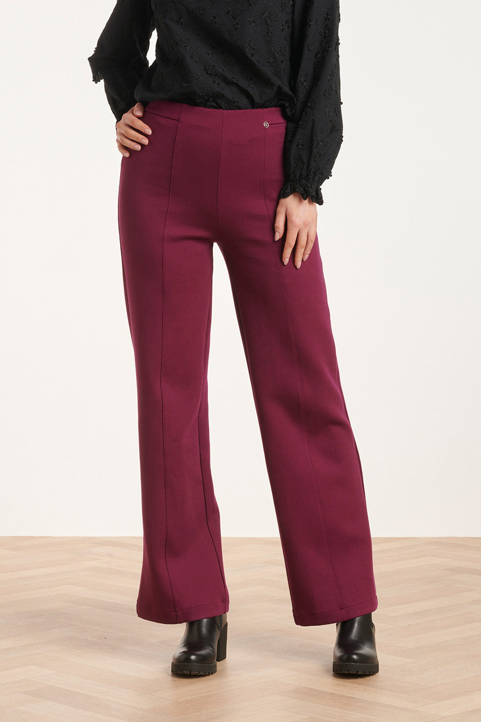 24590 Stretchy Paarse Flared Broek