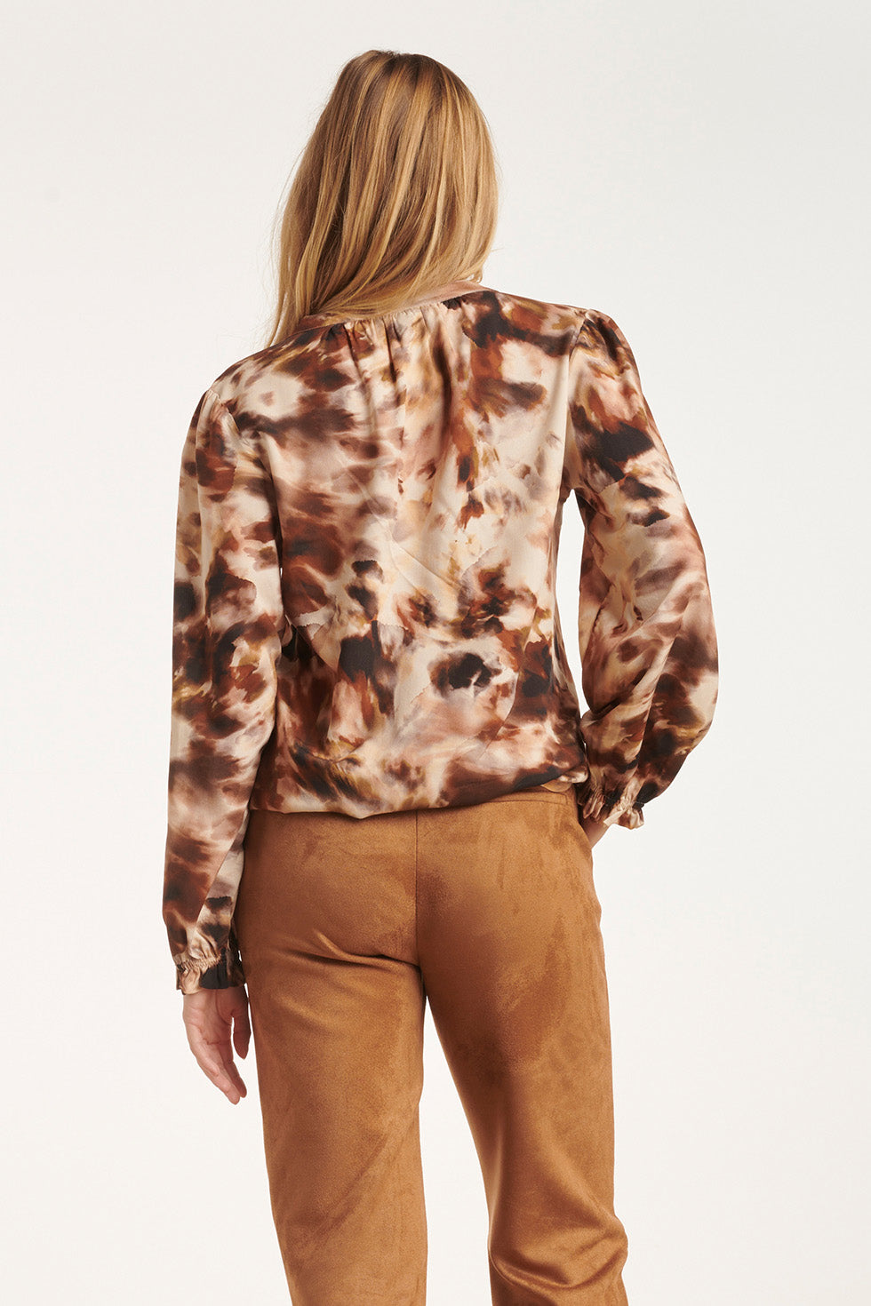 24641 Top Met Abstracte Bruine Print