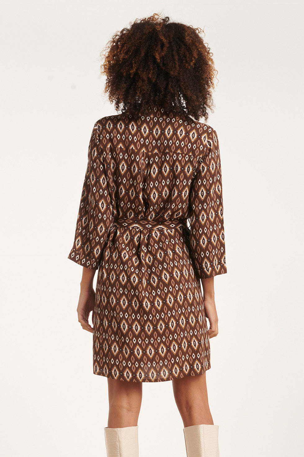 24661 Bruine Tribal Print Jurk Met Kraag