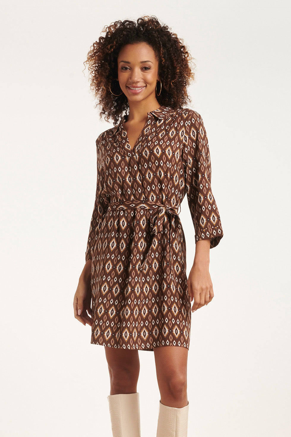 24661 Bruine Tribal Print Jurk Met Kraag