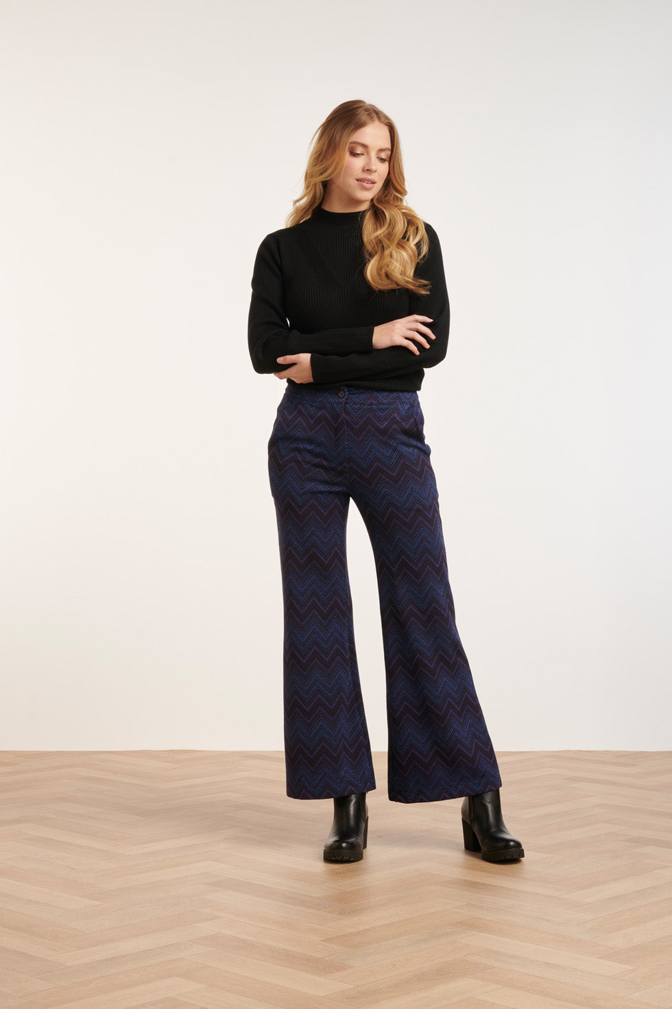 24678 Blauwe Zigzag Print Broek Met Flared Pasvorm