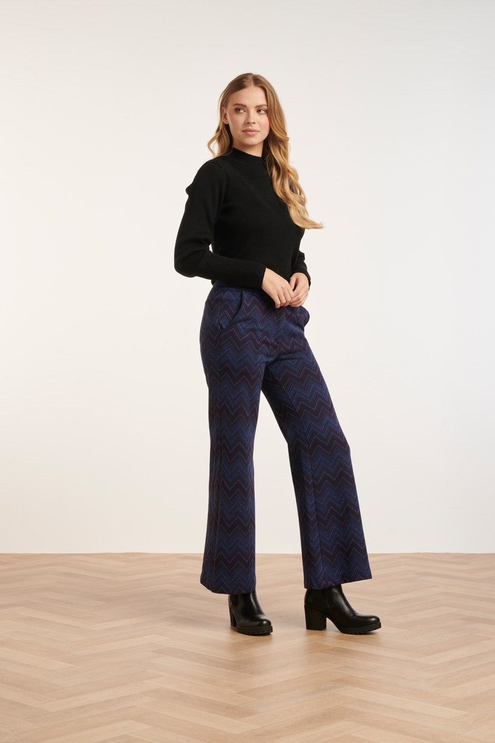 24678 Blauwe Zigzag Print Broek Met Flared Pasvorm