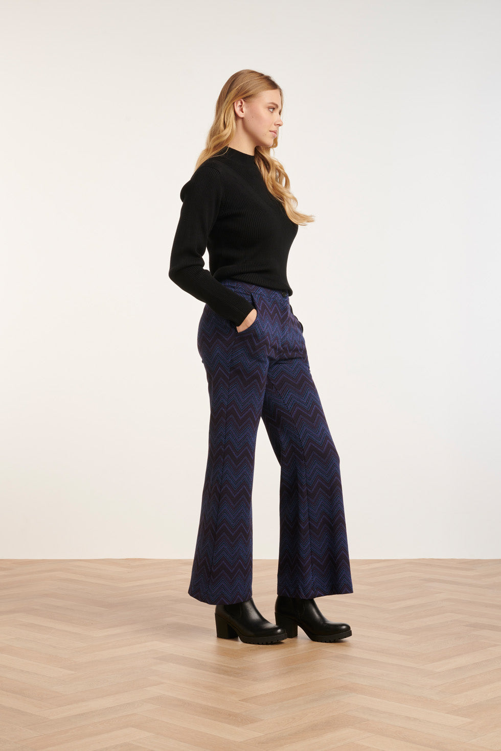 24678 Blauwe Zigzag Print Broek Met Flared Pasvorm