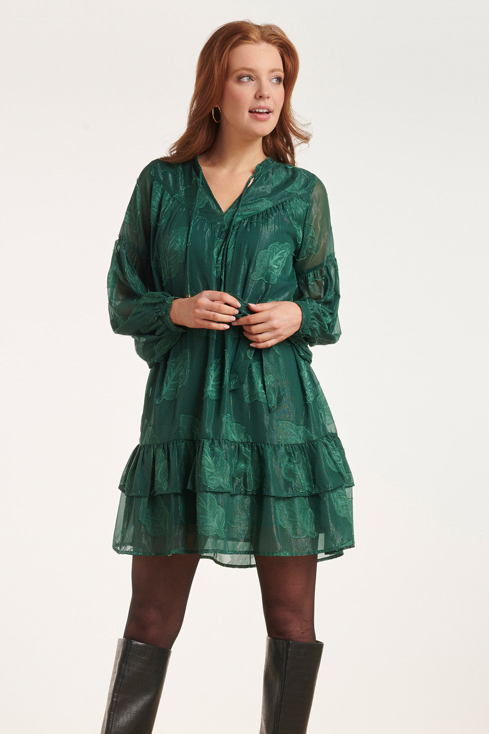 24697 Groene Chiffon Jacquard V-Hals Jurk Met Bladmotief