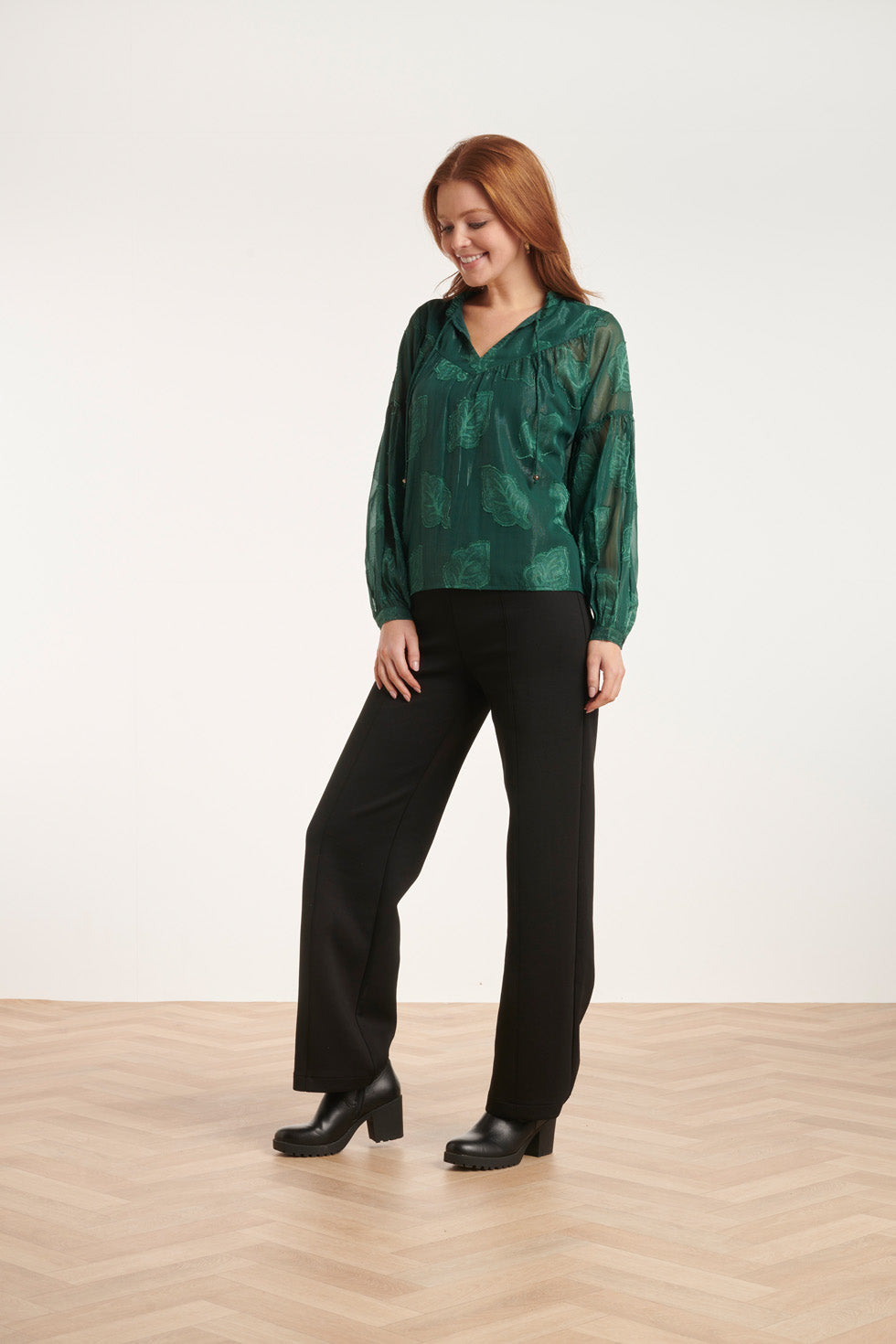 24698 
Groene Chiffon Jacquard V-Hals Top Met Bladmotief