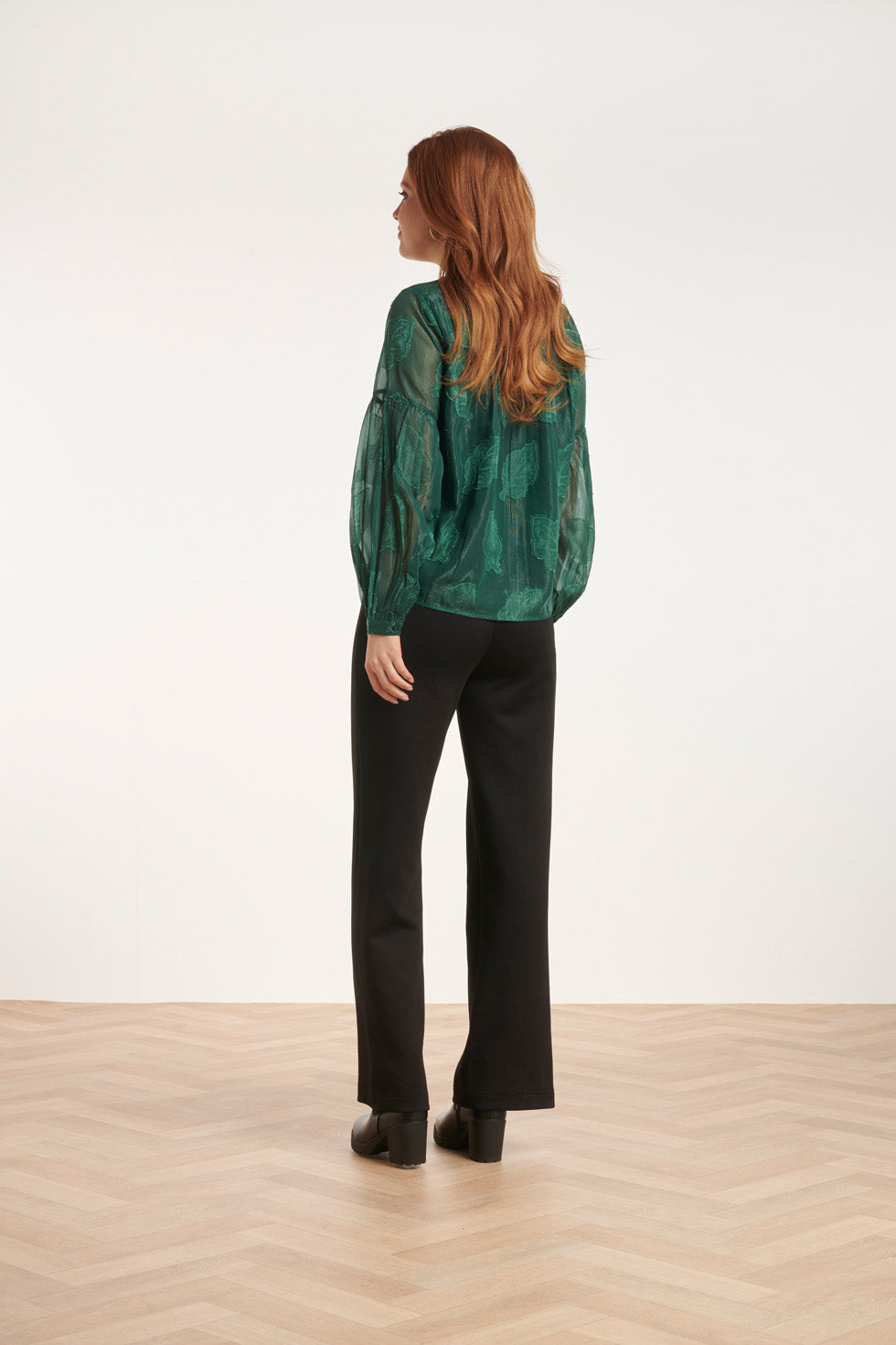 24698 
Groene Chiffon Jacquard V-Hals Top Met Bladmotief