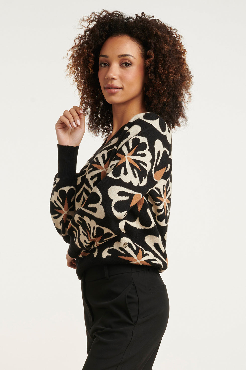 24777 Zwarte Oversized Trui Met Grafische Bloemenprint