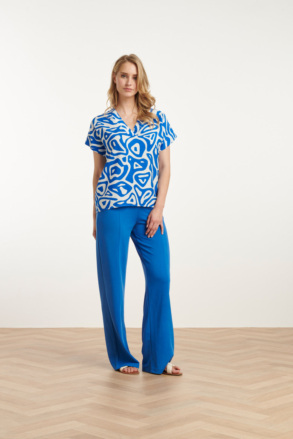 25002 V-Hals Top Met Blauwe En Witte Abstracte Print En Losse Pasvorm