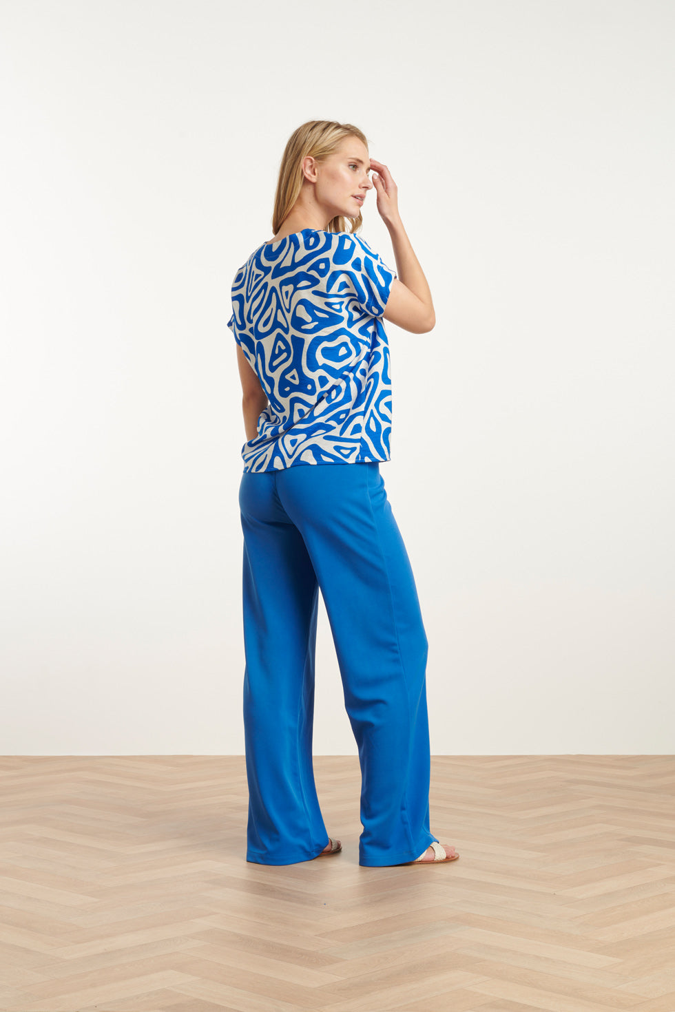 25002 V-Hals Top Met Blauwe En Witte Abstracte Print En Losse Pasvorm