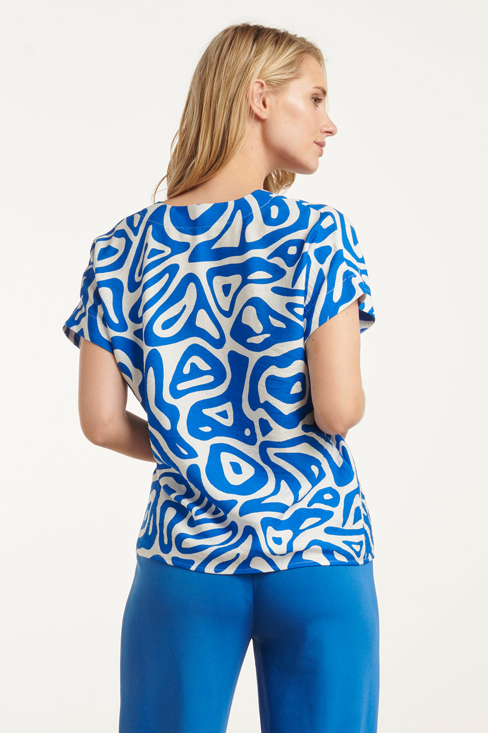 25002 V-Hals Top Met Blauwe En Witte Abstracte Print En Losse Pasvorm