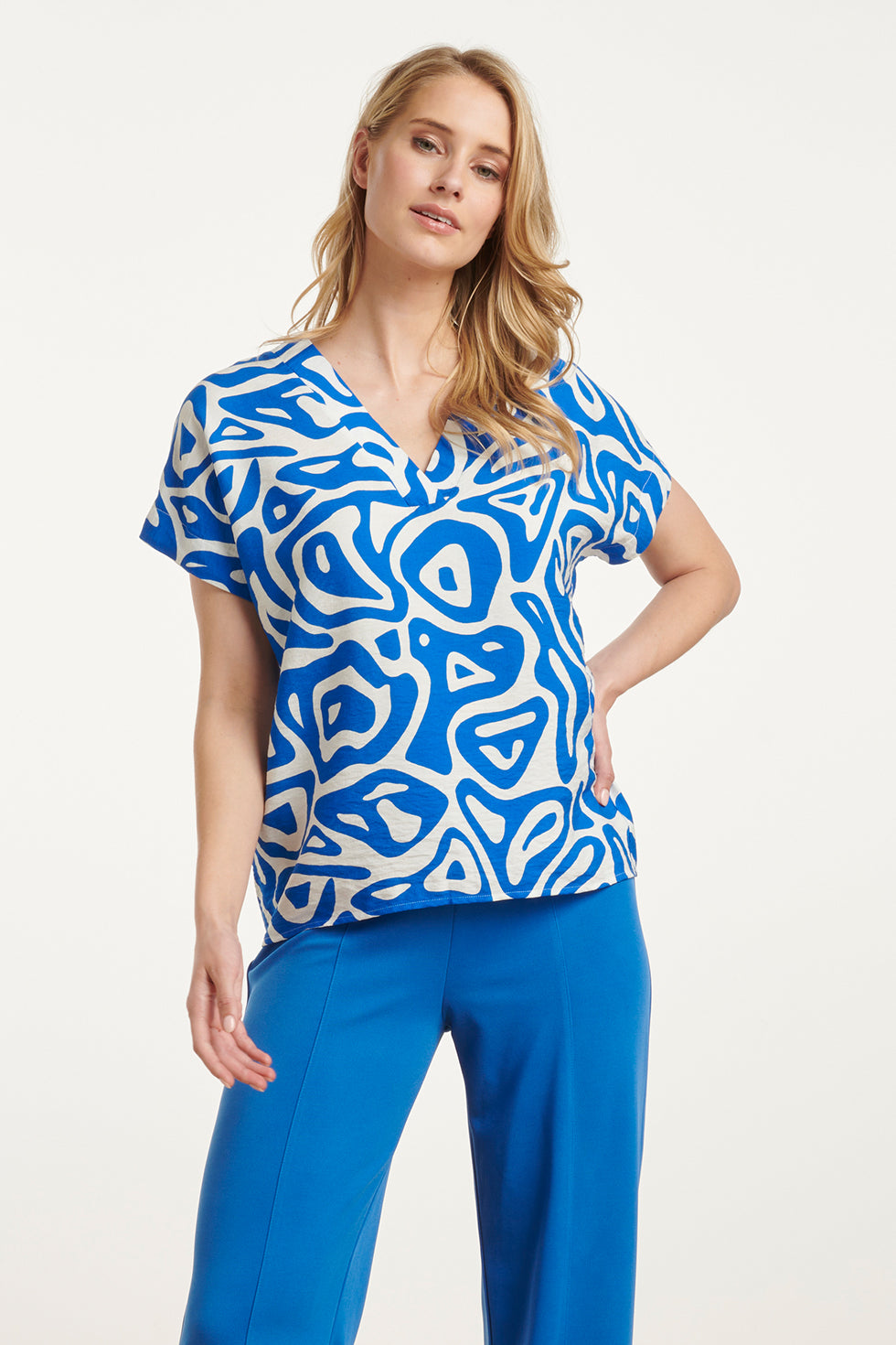 25002 V-Hals Top Met Blauwe En Witte Abstracte Print En Losse Pasvorm