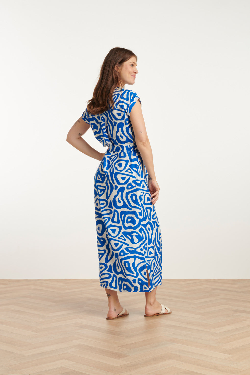 25003 Midi Jurk Met Blauwe En Witte Abstracte Print