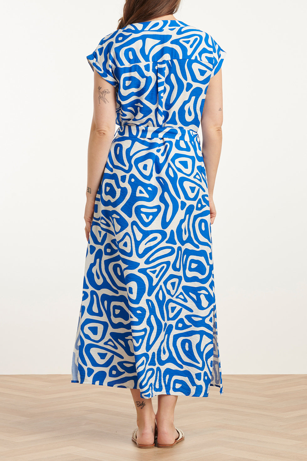 25003 Midi Jurk Met Blauwe En Witte Abstracte Print