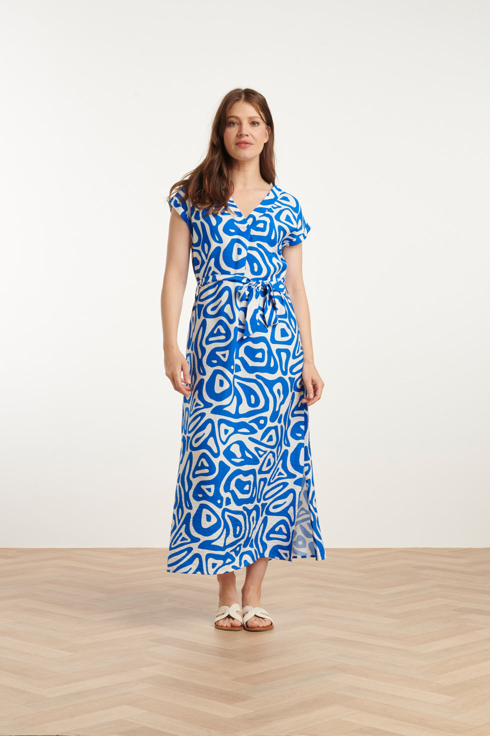 25003 Midi Jurk Met Blauwe En Witte Abstracte Print