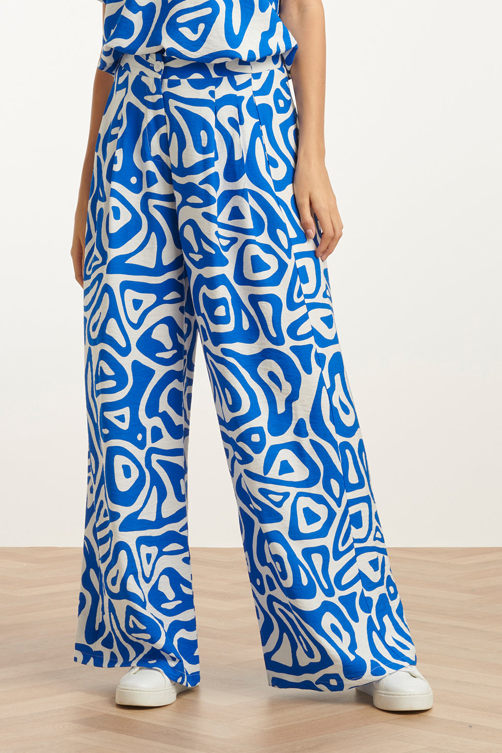 25004 Wijde Broek Met Blauwe En Witte Abstracte Print