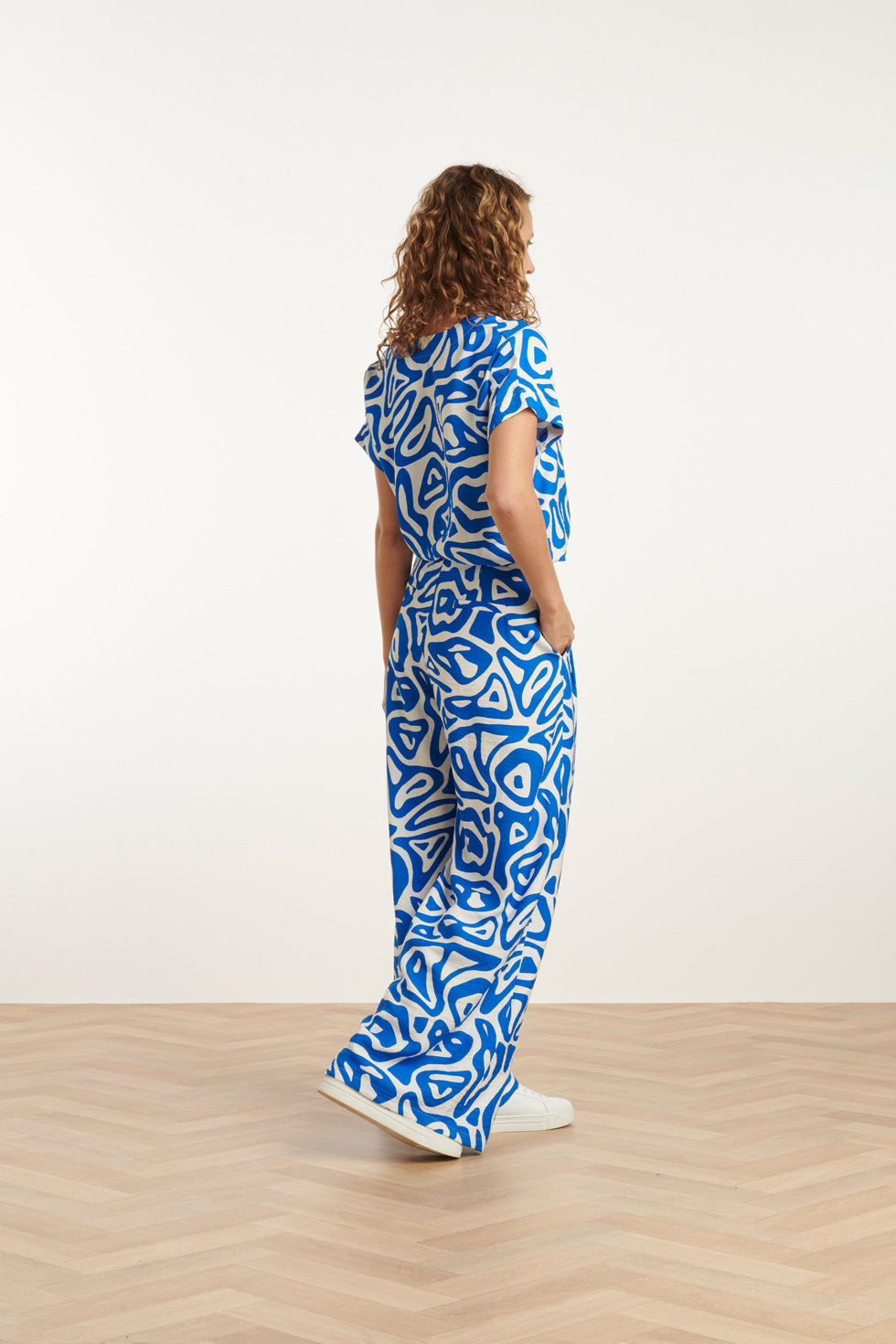 25004 Wijde Broek Met Blauwe En Witte Abstracte Print