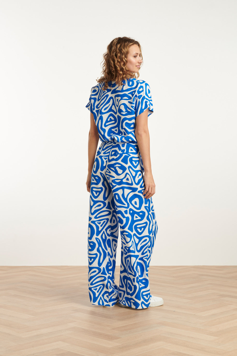 25004 Wijde Broek Met Blauwe En Witte Abstracte Print